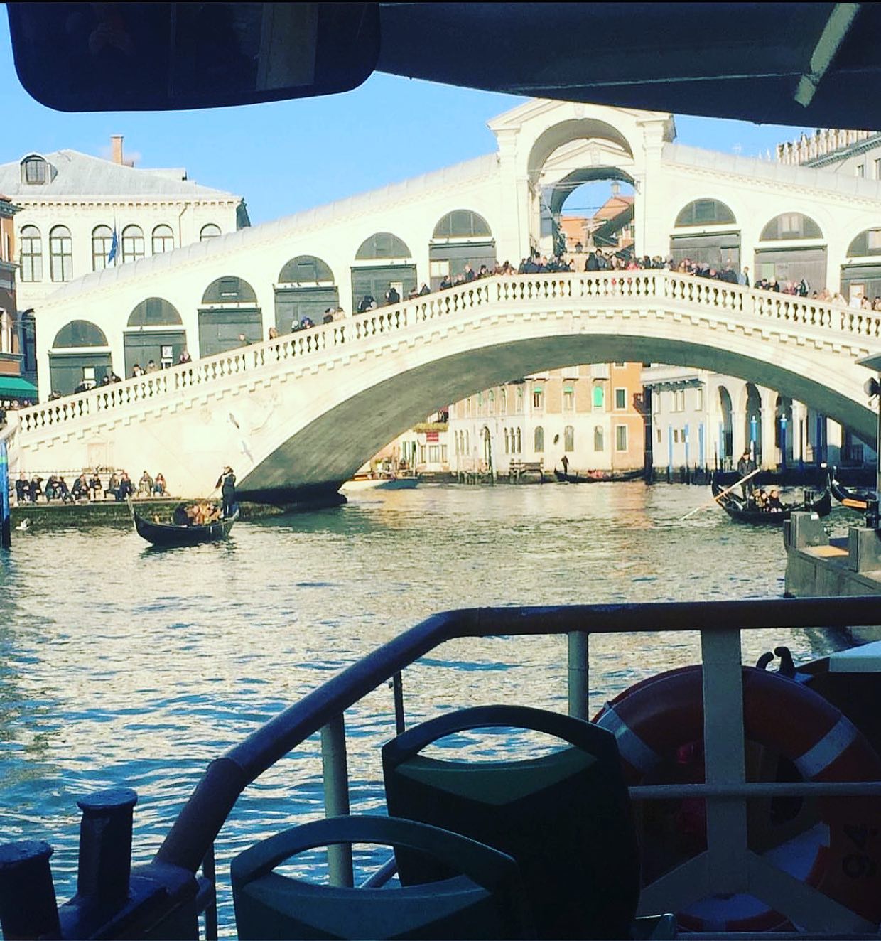Not only water taxis, or gondolas, the water bus can be an alternative!
#Venezia #veneziaunica #veneziadavivere #veneziagram #veneziacityitaly #veneziaautentica #veneziacityofficial #venezia360 #veneziatoday #veneziaitalia #veneziamagica