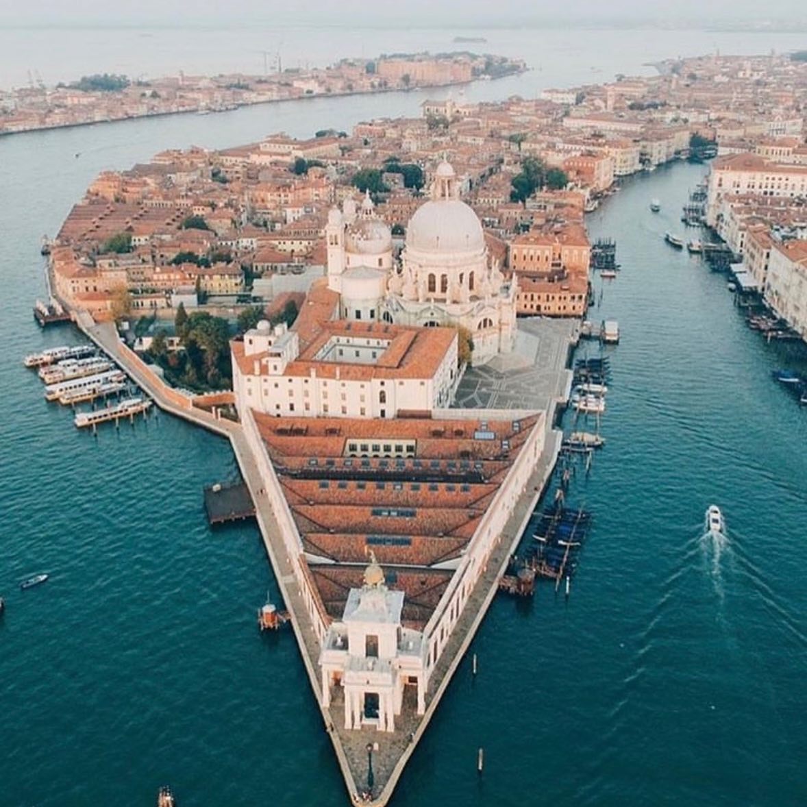 Punta della Dogana!
Main entrance of Canal Grande and Canal della Giudecca!
#Venezia #veneziaunica #veneziadavivere #veneziagram #veneziacityitaly #veneziaautentica #veneziacityofficial #venezia360 #veneziatoday #veneziaitalia #veneziamagica