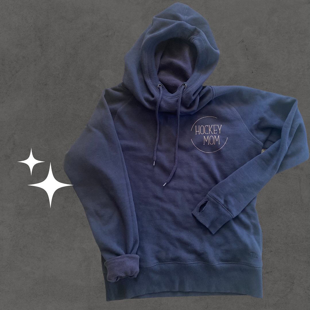 The perfect hockey mom hoodie does exist!
Softest fleece ✔️
Thumb holes ✔️
Funnel neck ✔️
One ladies small, two mediums available.