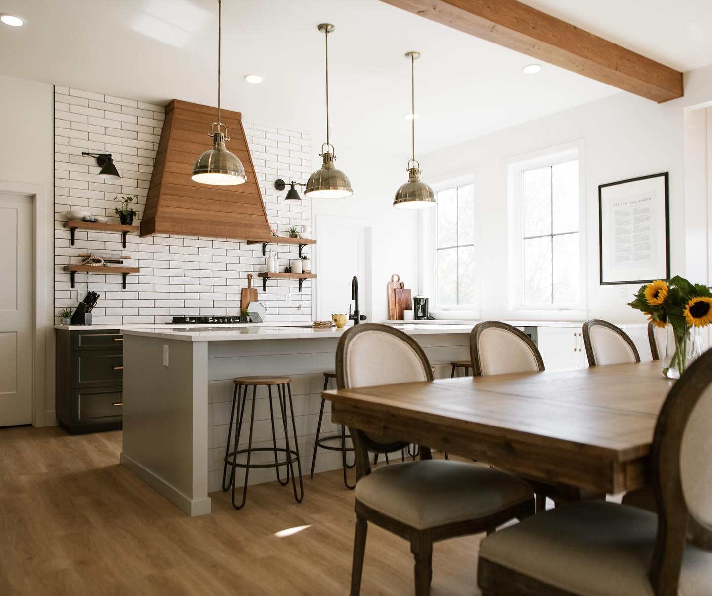 Forever obsessed with our beams in this space…
Photos and home by @grandewestbuilders