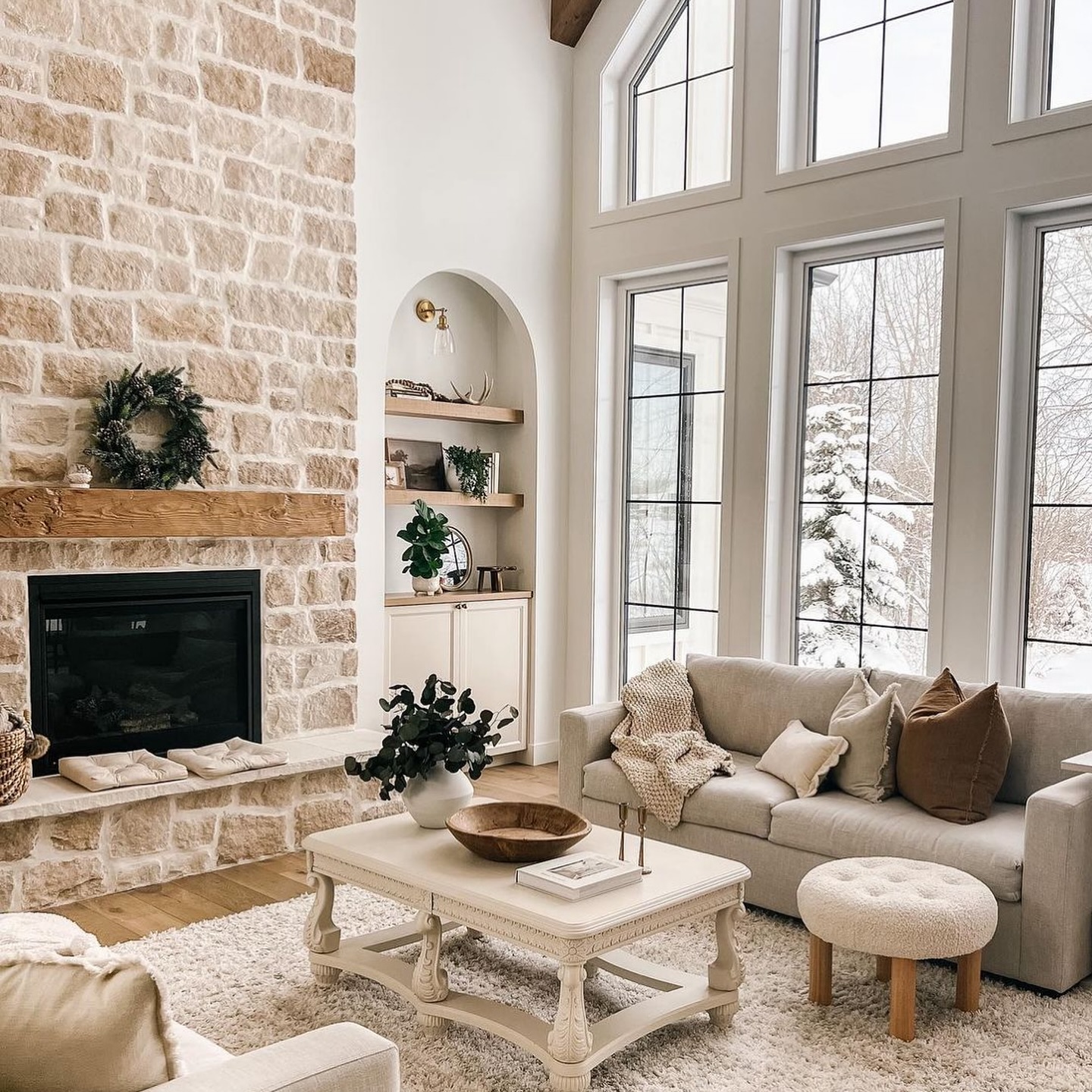 Time to start thinking about your new mantel for holidays! Check out our box beam mantles available on our online store or get a custom quote.
Mantel is Barn Board texture with custom stain!
We ship anywhere in North America 🌎
Photos by @chrisyharms !