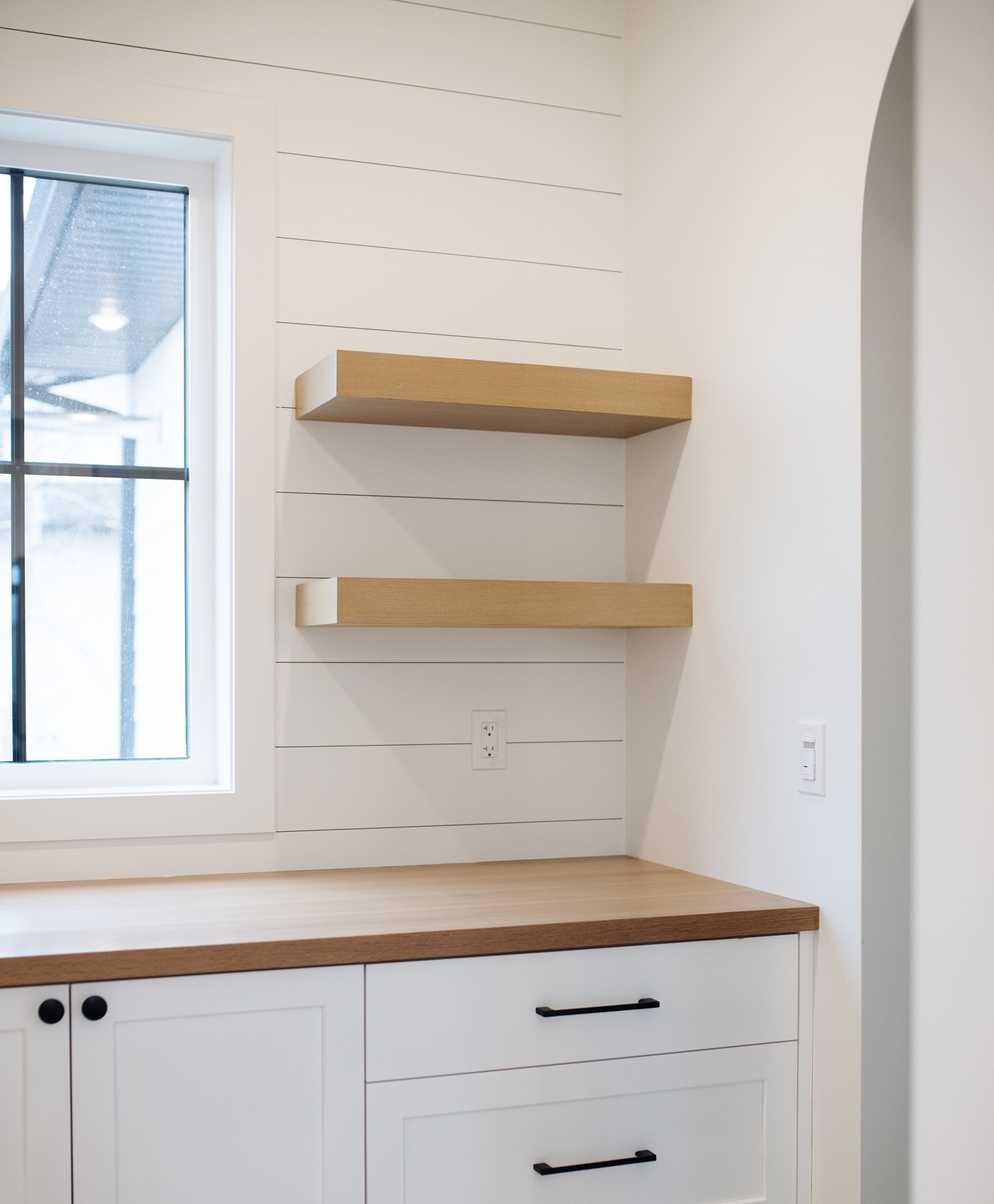 Our Hollow Floating Shelves everyone!
Photo & home by @grandewestbuilders