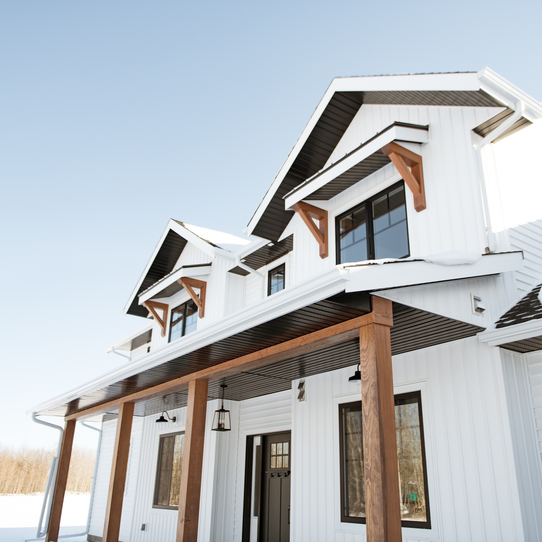 We believe the outside of your home should look just as good as the inside 😉
This is your sign not to neglect timber elements on the exterior!
Easily clad around your home’s framing with 4 sided box beams! 3 sides are assembled and the 4th is left loose to be installed on site. This can also be done with beams for a 3-sided, 2 sides assembled 1 side loose!
Photo by @grandewestbuilders