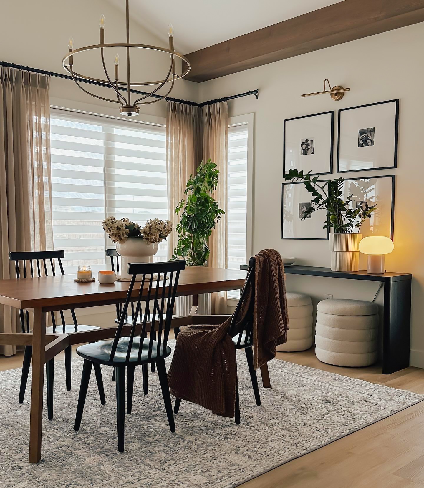 Give the appearance of integrated timber beams in your home with our 2-sided box beam!
Photo by @highmarkhomesgp