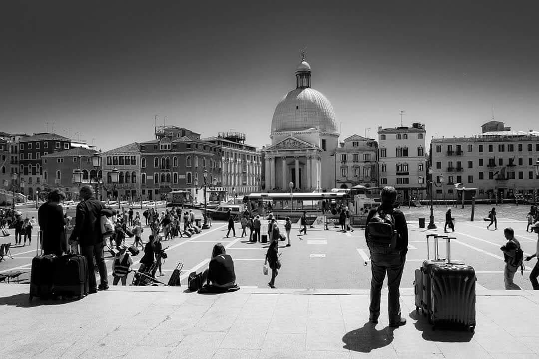 Are you arriving in Venice by train?
Wondering how to get to Hotel Antiche Figure?
Easy-peasy!!
Get a good running start and….. Jump over the Grand Canal ?
#venice #veneziaperimmagini #veneziagram #veneziaunica #veneziadavivere #venicetimeshotel #venicetime #blackandwhite #picoftheday #hotelantichefigure #venezia #italy #travel #traveladdict #romantic #hotel #likesforlike #instagood #instalike #igersvenezia #igers #igersitalia #trainstation #spritz #aperitivo #italianstyle