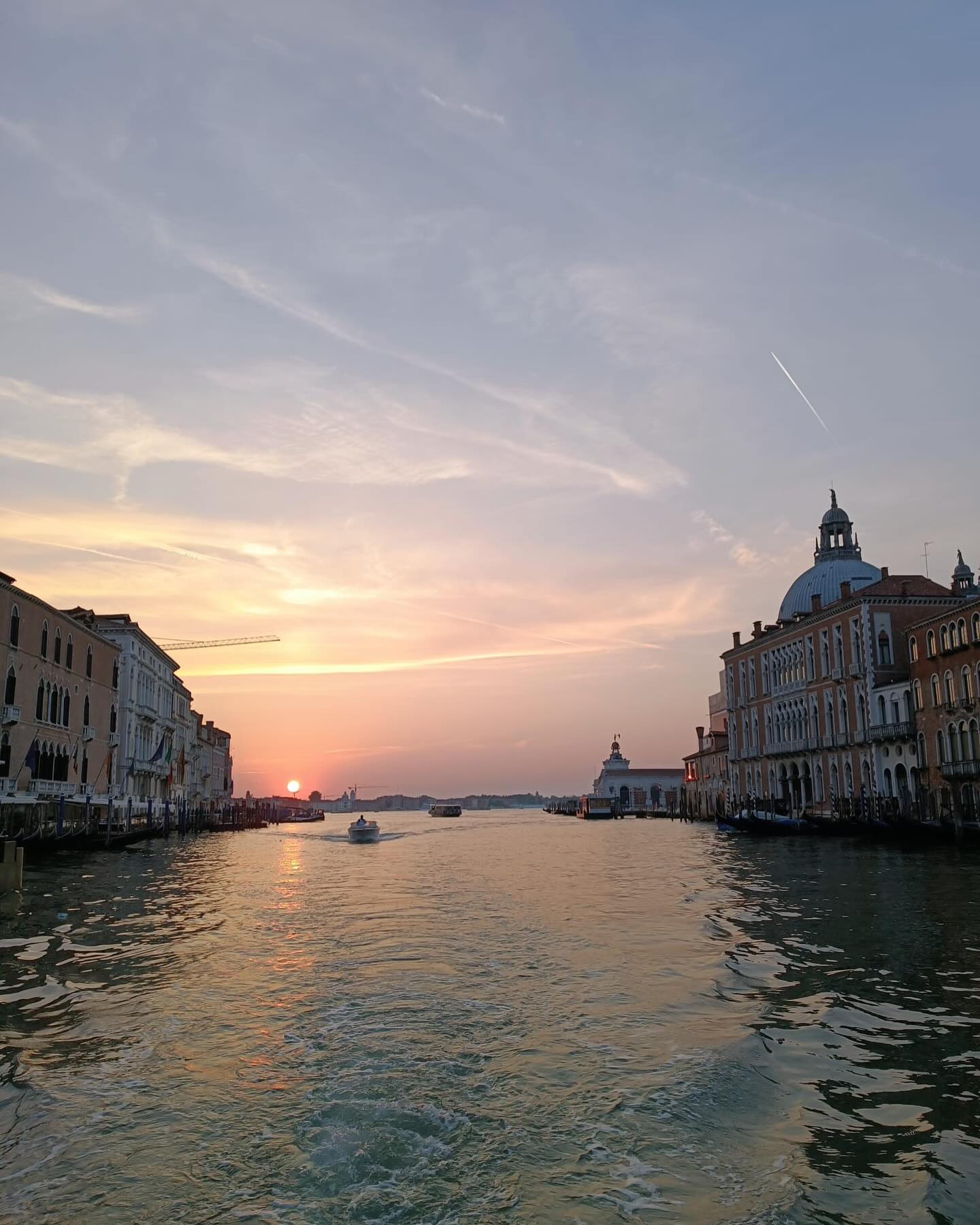 Time to wake up,
Good Morning Venice! ?♥️
#grandcanal #water #giudecca #sunrise #dusk #square #venice #venicetimeshotel #venezia #veneziaunica #veneziadavivere #veneziagram #veneziatoday #water #highlights #landscape #vaporetto #breathtaking #charming #picoftheday #travel #world #landscape #beautifulhotels #beautiful #amazing #gram #instalike #instadaily #like #newpost #hotelantichefigure