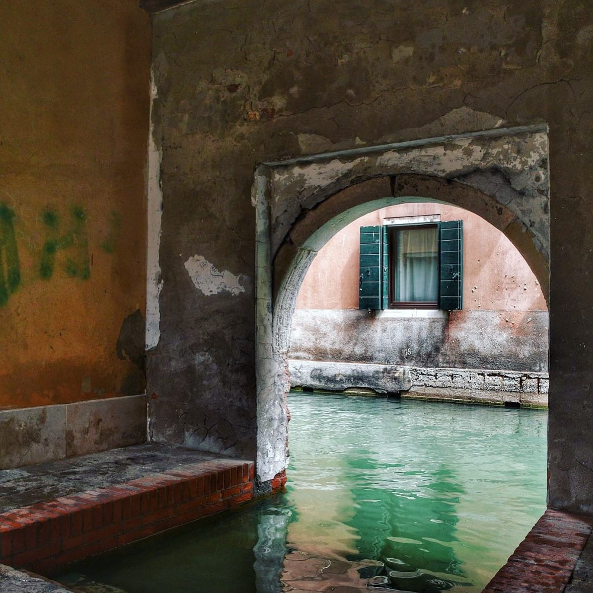 A typical Venetian Garage!
#Venezia #veneziaunica #veneziadavivere #veneziagram #veneziacityitaly #veneziaautentica #veneziacityofficial #venezia360 #veneziatoday #veneziaitalia #veneziamagica