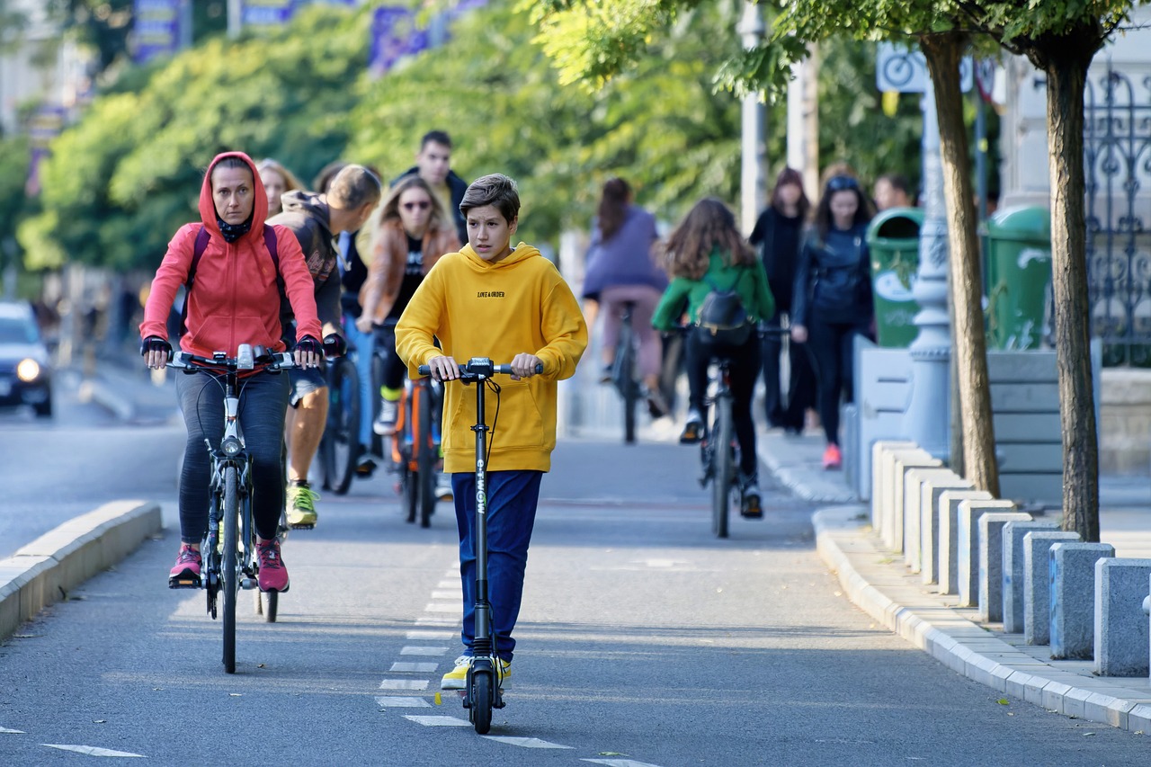 🔟 KymppiFaktat – 10 faktaa sähköajoneuvoista helposti yhdestä paikasta! 🔟
Tervetuloa KymppiFaktoihin, missä saat napakat ja selkeät “10 faktaa” -koosteet eri sähköajoneuvojen aiheista.
💡 Faktoja, joita et ehkä tiennyt – esitetty yksinkertaisesti ja suoraan asiaan!
Esimerkkejä aiheista:
Akut: Miten pidentää käyttöikää?
Jousitus: Miksi kaksoisjousitus on paras?
Renkaat: Miten valita oikea koko?
Oman laudan edut vuokralautoihin verrattuna
Akkujen jännitteet ja niiden vaikutus suorituskykyyn
Moottorin teho ja sen merkitys
Ylläpito ja huolto
Miksi välttää vuokrasähköpotkulautoja
Vakuutuslaki ja ajamisen säännökset
👉 Lue, opi ja inspiroidu – kaikki faktat yhdessä paikassa!
www.sahkoskootit.com/kymppifaktat
#kymppifaktat #sähköajoneuvo #sähköpotkulauta #sähköskootteri #ajoneuvofaktat #sähköinenliikkuminen #ekoliikenne #kestäväliikkuminen #akku #jousitus #renkaat #moottori #ylläpito #vakuutus #vihreäliikkuminen
