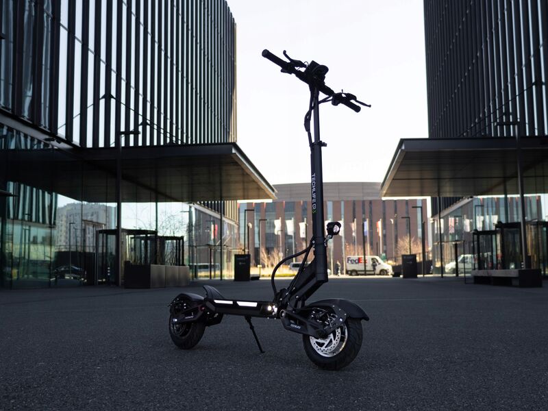 ⚡ Techlife Q3 Black – Voimaa ja laatua ilman vakuutusmaksuja! 
800 W moottori (huipputeho 1365 W), toimintamatka jopa 70 km*, IPX6 vedenpitävä, 10” renkaat, kaksipuolinen jousitus ja LED-valot.
Paino vain 24 kg – ei vaadi liikennevakuutusta!
💰 Hinta: 949 €
🎯 Jäsenille -5 % → 901,55 €
🚀 Aja mukavammin, pidemmälle ja tyylikkäämmin – Techlife Q3 Black on valmis viemään sinut seuraavalle tasolle! #sähköpotkulauta #sähköskootteri #techlife #ilmanvakuutusta #sähköskootit