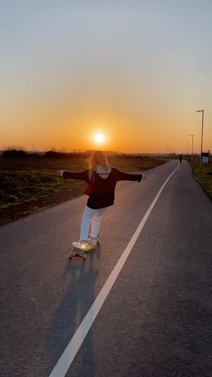 Stunning and soul lifting Friday bank holiday sunset vibes at @thewave with my no1 @georgeluck โจ
.
.
.
#longboarding #longboard #longboarddancing #sunset #thewave #thewavebristol #girlswhoskate #longboardlife #longboardgirl #longboardgirlscrew #longboardinglifestyle