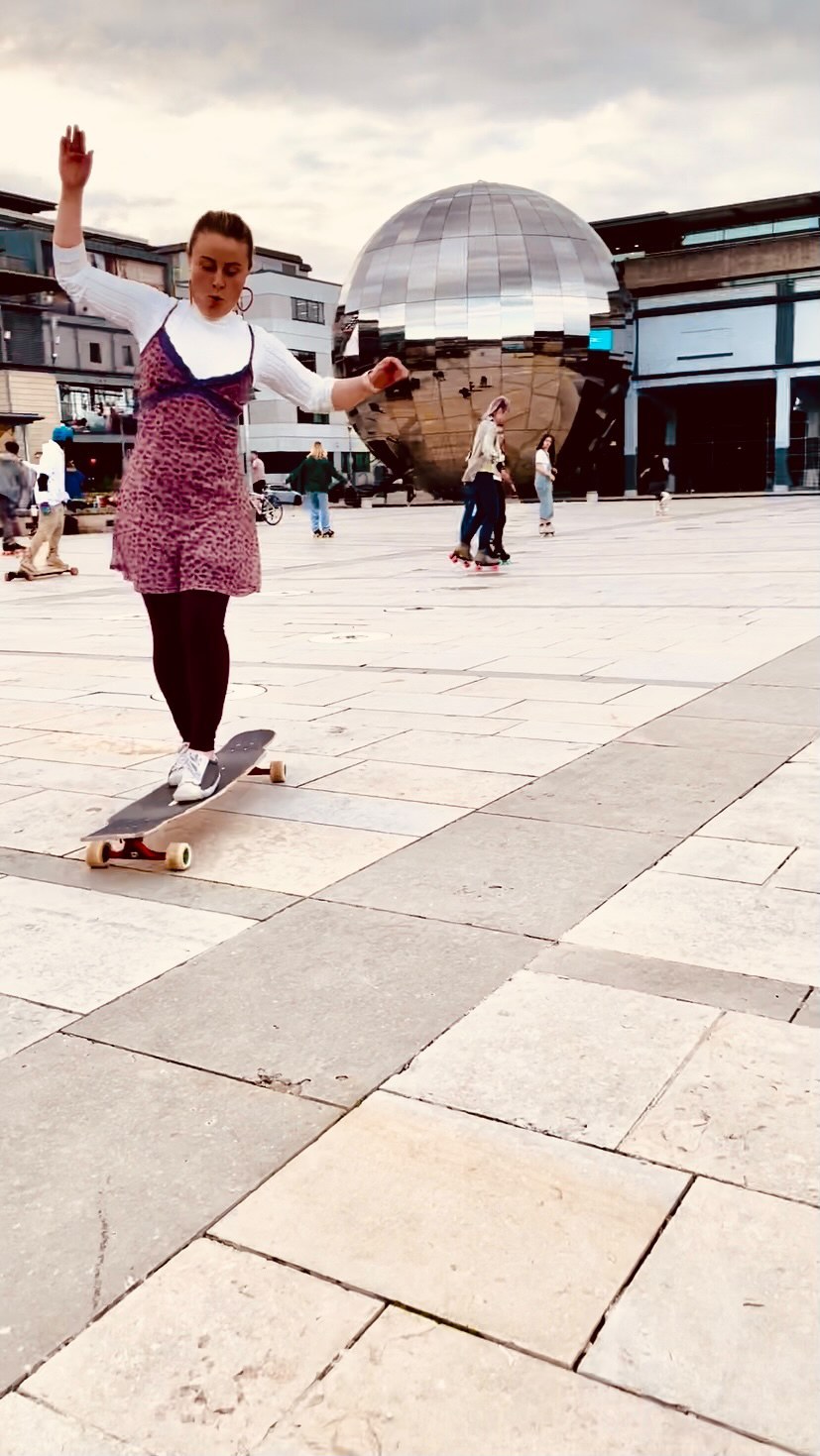 A few fun lines at the @bristolgirlslongboard meet-up this week in Millennium Square! Summer is finally here! โ๏ธ
๐ฅ: @ellie222k
.
.
.
#longboard #longboarddancing #longboarding #longboarder #longboardgirlscrewuk #longboardgirlscrew #longboardgirl #bristol #bristollife #milleniumsquarebristol #milleniumsquare