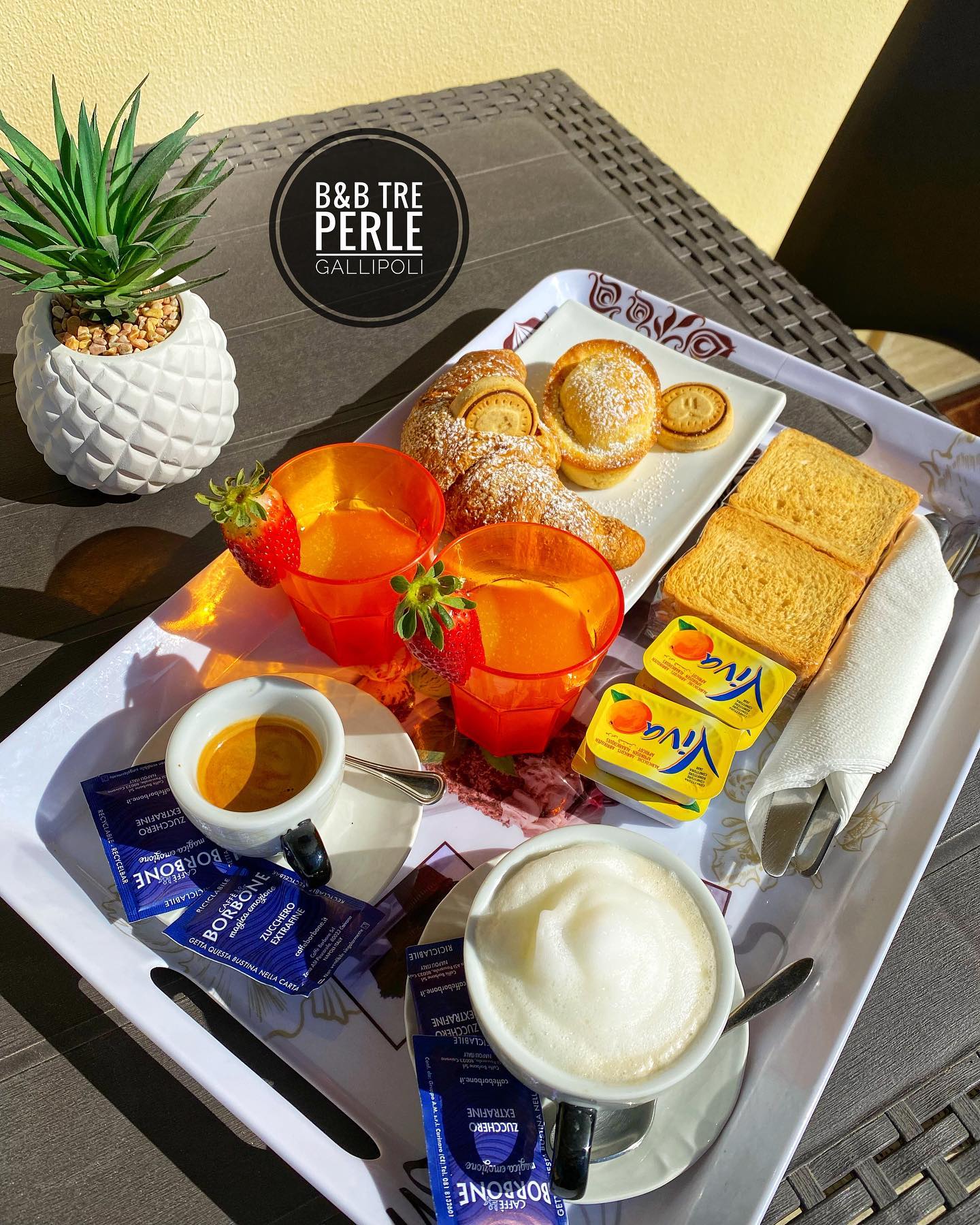 Hai detto “Room Service”? 
🥐 🧃 ☕️ 🍓 
 #Gallipoli #Puglia #viaggiare #travel  #Italia #travelphotography #travelgram #travelmemories #lifeofexploring #travelingram #travelstories #passionpassport #travelgo #roomservice #mytravelgram #lifeintravel #comeandsee #travelinspired #travelblogger #beautifuldestination #travelbloggerlife #travelstyle #travelpics #travellingthroughtheworld #igtravel #vacaymode #traveltips #travelfriendly #wheretonext #2022