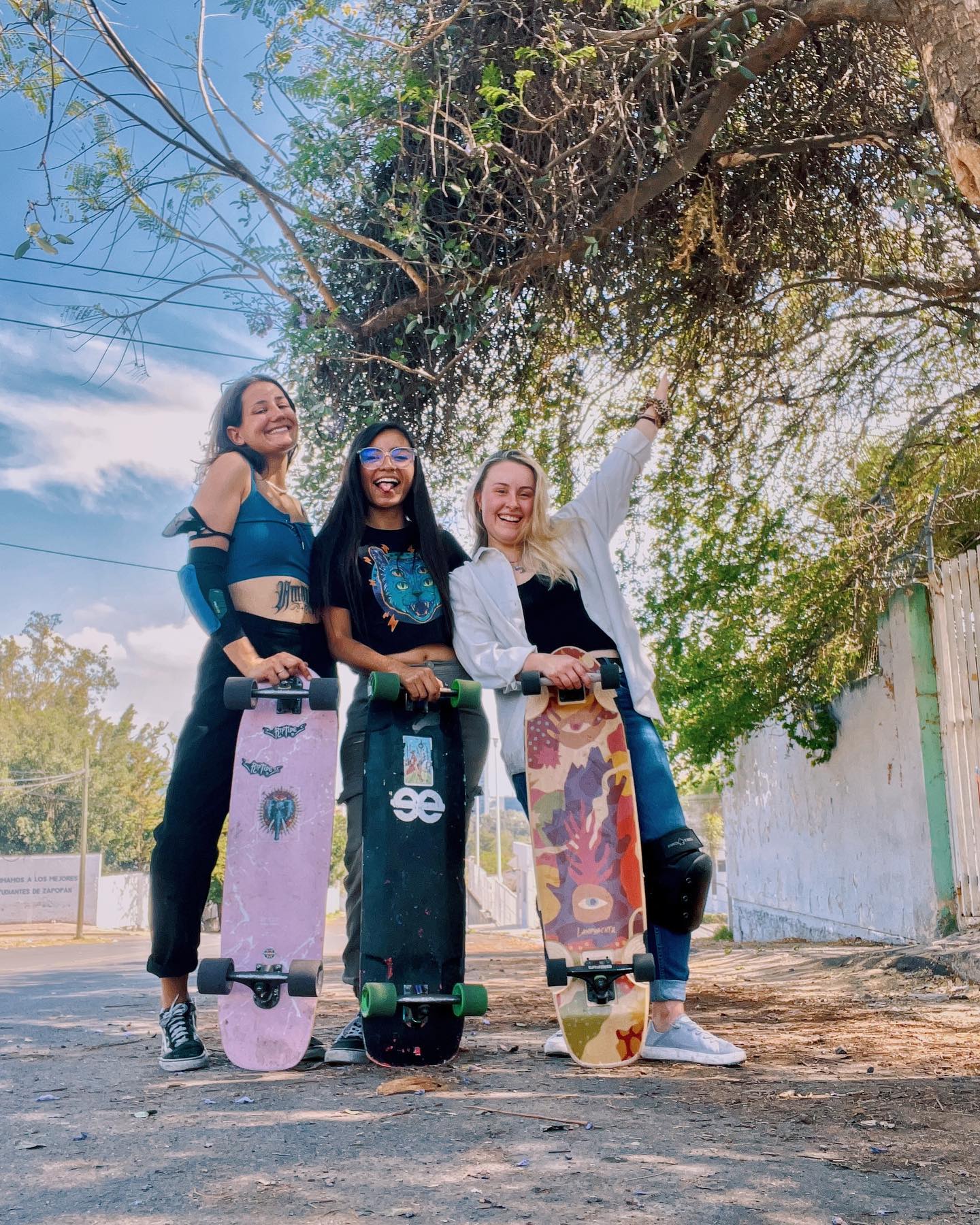 UK ๐น๐ฌ๐ง meets Mexico ๐น๐ฒ๐ฝ
(Espaรฑol abajo ๐)
When I booked my flight to Mexico the first people I messaged were @longboardgirlscrewmexico, Iโd followed the girls in South America for ages, obsessed with their downhill and freeride skills โก๏ธ
Today I met and skated with @lilliuuum (Lilli ๐ฒ๐ฝ) and @the_dragonfruit_technik (Agathe ๐ซ๐ท ), we bombed the hill, laughed so much, climbed a tree, became professional videographers and planned future tripsโ๏ธ ๐ The were so many similarities between us, Lilli even had the exact same board as I have in the UK!
I couldnโt be more grateful to @longboardgirlscrew , how awesome that in each country I can meet incredible girls ๐
โฆโฆ
Cuando comprรฉ mi vuelo a Mรฉxico, las primeras personas a las que enviรฉ un mensaje fueron @longboardgirlscrewmexico, habรญa seguido a las chicas en Amรฉrica del Sur durante mucho tiempo, obsesionada con sus habilidades de downhill y freeride โก๏ธ
Hoy conocรญ y patinรฉ con @lilliuuum y @the_dragonfruit_technik hicimos muchos slides, nos reรญmos mucho, subimos a un รกrbol, nos convertimos en camarรณgrafos profesionales y planeamos futuros viajesโ๏ธ ๐ Habรญa tantas similitudes entre nosotros que Lilli incluso tenรญa exactamente la misma tabla que yo tengo en el Reino Unido!
No podrรญa estar mรกs agradecida con @longboardgirlscrew, quรฉ increรญble que en cada paรญs pueda conocer chicas increรญbles ๐