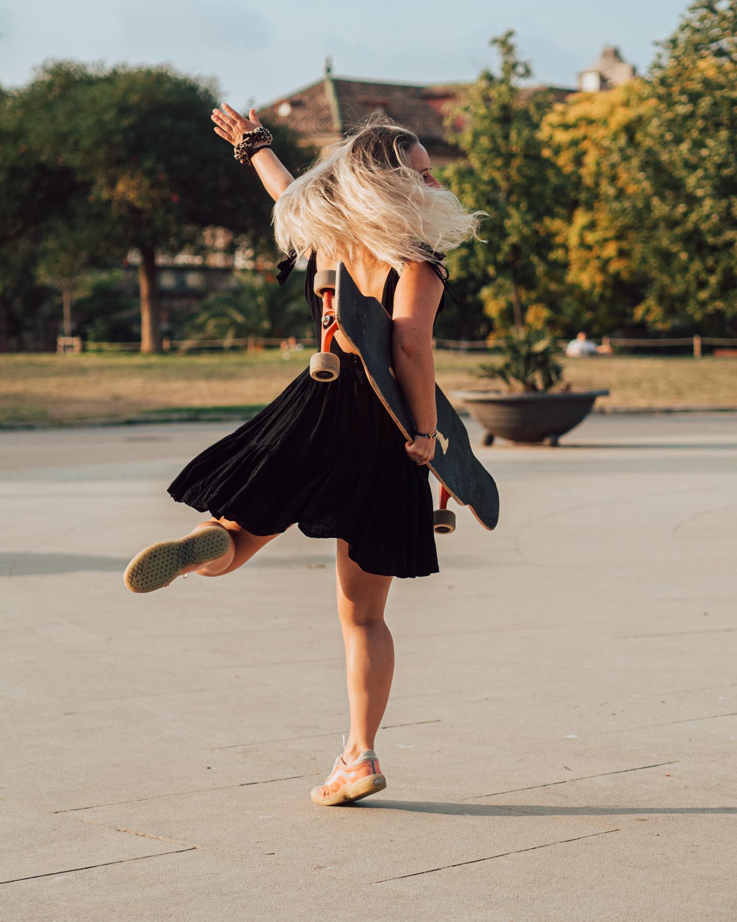 Iโm not very good at posing so luckily Iโve got a Kinga who just tells me to dance ๐ซถ๐ผ
Hereโs your reminder to skate in a dress - best feeling ever ๐ Whoโs with me?! ๐๐ผโโ๏ธ
๐ธ: Kinga @powerpufftravel