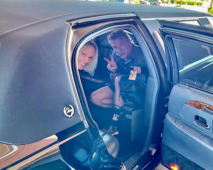 I think someone didn't read the road rulebook because rule #13 of Rock and Roll is never let the rhythm section have a limo!!!
Big #SixwireShow in #PHX area tonight benefiting #AliceCooperSolidRock!
We're backing up these Rock & Soul Stars:
#AliceCooper
#RobinZander (#CheapTrick)
#TommyThayer (#Kiss)
#EdRoland (#CollectiveSoul)
#DaveJenkins (#PabloCruise)
#SisterSledge
Plus #JohnOHurley of #Seinfeld fame!
*
*
*
#Sixwire #RockStars #SoulStars #Bass #BassPlayer #Musician #Lakland #Aguilar #DRStrings #EliteCore #Line6