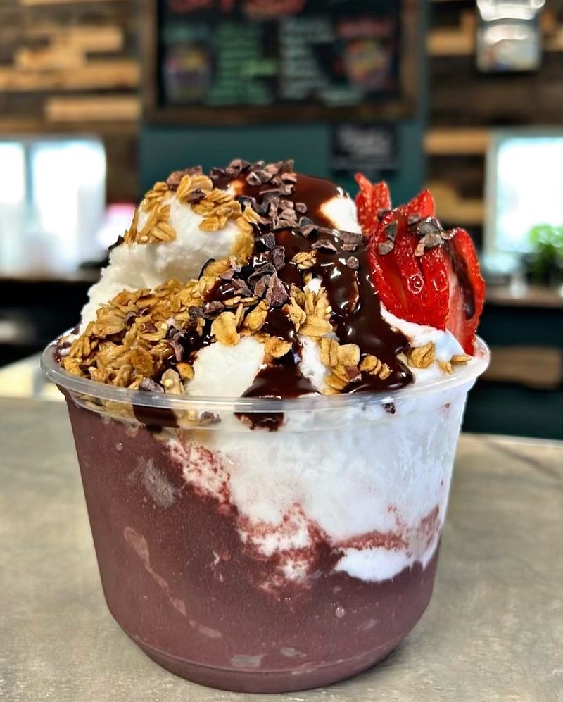 Coconut Açaí with a drizzle of cacao syrup on top please! 😉 We want chocolate in it’s natural state and we hope you do too! 🍫 
—>Add this Topping to your bowls today in store! 😍😍😍🍫
#cacaoceremony#loadedacaibowl#açaí#açaibowls#localbusiness#healthyfood#yummyyummy#cellfjuice