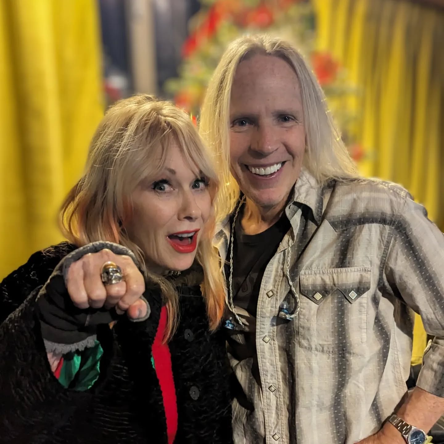 Just before we hit the stage to rock with #NancyWilson of #Heart for #AliceCooperChristmasPudding show! She was as cool as they come and just killed her set, even bringing out #SammyHagar for an epic version of #ComfortablyNumb to close. What a year that we got to play with both Nancy and sister #AnnWilson, just not at the same time! Hey there's always next year!
*
*
*
#Sixwire #Bass #BassPlayer #Musician #Lakland #Aguilar #DRStrings #EliteCore #Line6