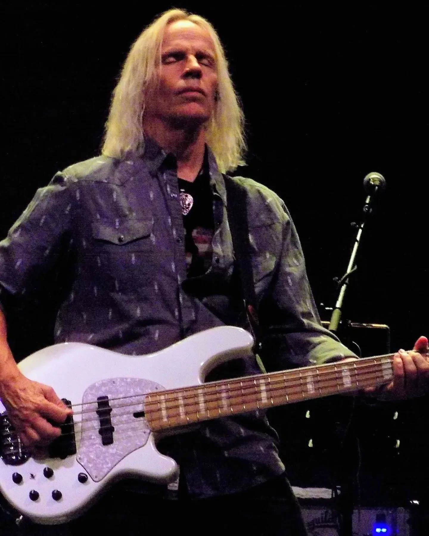 I absolutely love my job - It's such a privilege to make music that makes people happy!
*
*
*
#Sixwire #Bass #BassPlayer #Musician #Lakland #LaklandBass #Aguilar #AguilarAmp #DRStrings #EliteCore #Line6
? Thanks to #MarkLibrach !