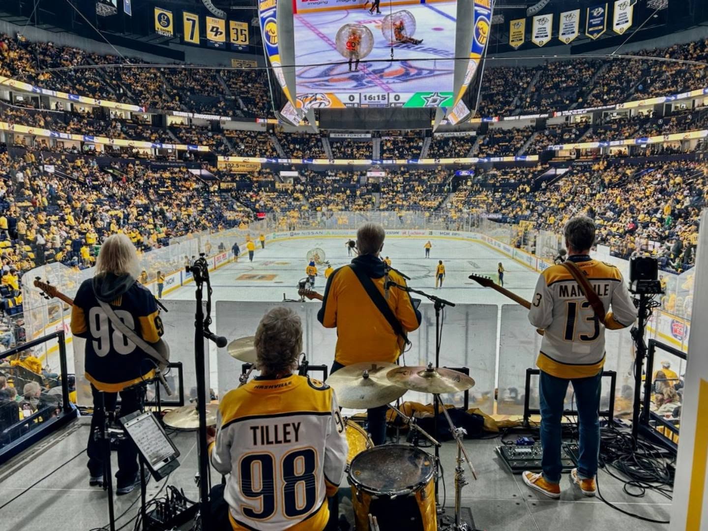Would have loved a #Preds win over the #Stars tonight in their season opener, but still, it sure felt good to be back on the #FordBandstage with some of my #Sixwire brothers!
*
*
*
#NHL #Hockey #Nashville #MusicCity #Bass #BassPlayer #Musician #Lakland #LaklandBass #Aguilar #AguilarAmp #DRStrings #EliteCore #Line6
? Thanks to @dawnrchilds !