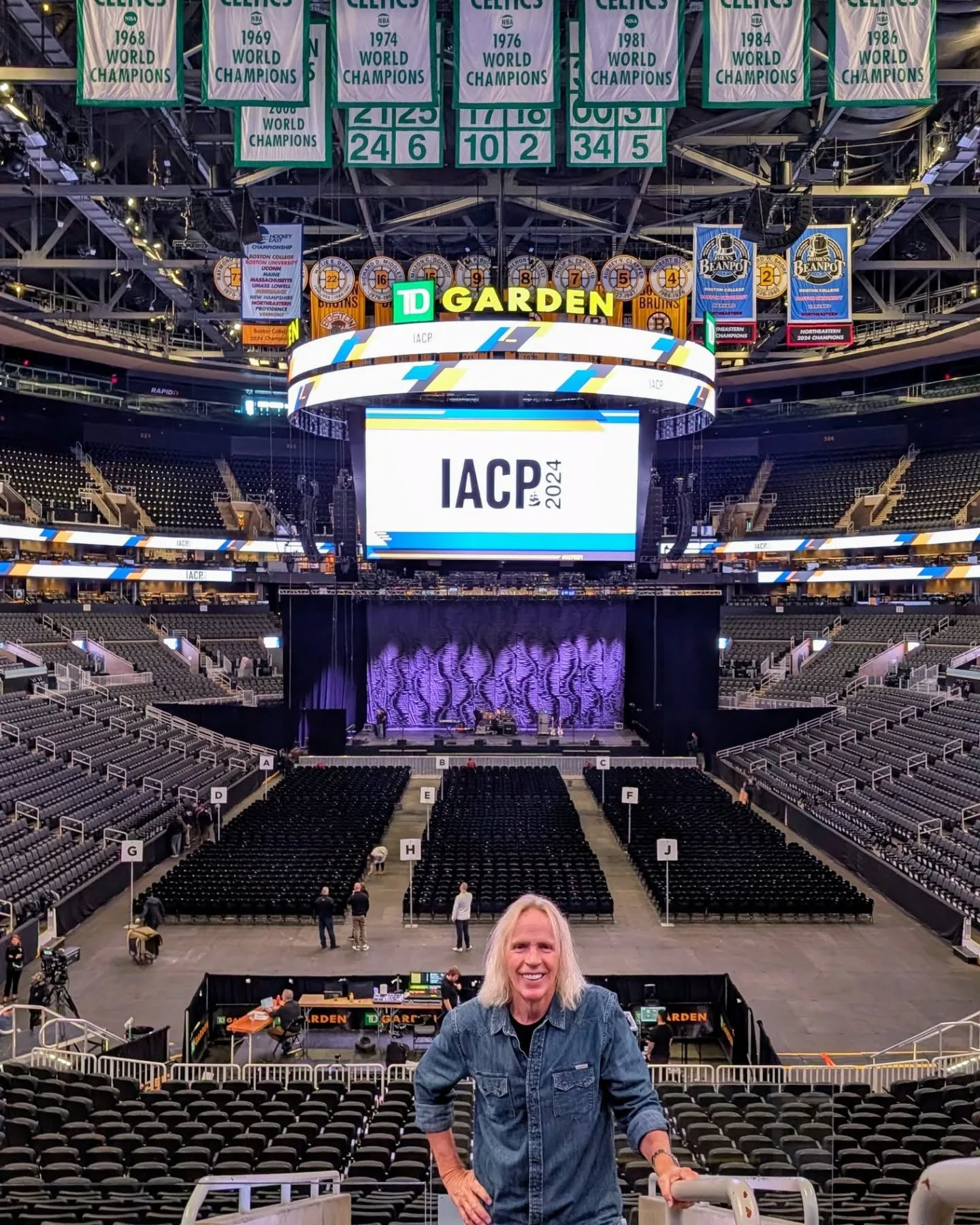 Played a pretty epic show last night in #Boston at #TDGarden! #Sixwire with our good friends #BillyFGibbons (ZZTop), #GaryLeVox (RascalFlatts) + Robin & Jesse from #GinBlossoms for #IACP. #ILoveMyJob
*
*
*
#Bahsten #Bass #BassPlayer #Musician #Lakland #LaklandBass #Aguilar #AguilarAmp #DRStrings #EliteCore #Line6