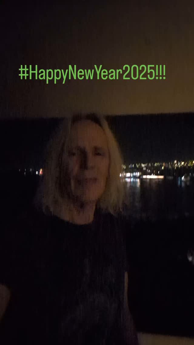 #HappyNewYear y'all I'm so very grateful for the year that was 2024! Thanks so much to everyone who helped make it our best year ever and here's to everyone having the best 2025 possible!!
*
*
*
#Sixwire #NYE #Hawaii #BigIsland #Bass #BassPlayer #Musician #Lakland #LaklandBass #Aguilar #AguilarAmp #DRStrings #EliteCore #Line6 #Pedalnetics
