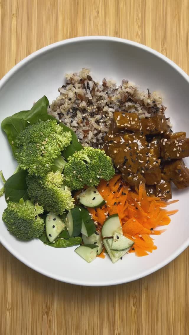 🌱 3 Platos Altos en Proteína Vegetal 🌟
🍽️ Plato 1:
	•	Espinaca 🥬
	•	Quinoa 🌾
	•	Repollo lila 💜
	•	Garbanzos 🫘
	•	Zanahorias 🥕
	•	Aderezo a base de anacardos con hierbas 🌿
	•	Almendras 🌰
🍽️ Plato 2:
	•	Plantilla de espinaca 🥙
	•	Salsa de lima y cilantrillo a base de anacardos 🍋🌿
	•	Lechuga 🥬
	•	Wild rice + arroz integral 🍚
	•	Habichuelas negras 🫘
	•	Maíz 🌽
	•	Carne de soya ahumada 🍖✨
	•	Tomates 🍅
	•	Más salsa 😋
🍽️ Plato 3:
	•	Espinaca 🥬
	•	Wild rice + arroz integral 🍚
	•	Tofu en salsa de maní tailandesa 🥜
	•	Zanahorias 🥕
	•	Pepinos 🥒
	•	Brócoli 🥦
	•	Semillas de ajonjolí negras y blancas 
✨ Sabrosos, nutritivos y 100% vegetales. ¿Cuál probarías primero? 🌟
👉🏼 Sígueme para más tips de nutrición saludable. @gina.suarez.coach 
#ComidaSaludable #ProteínaVegetal #EstiloDeVidaSaludable