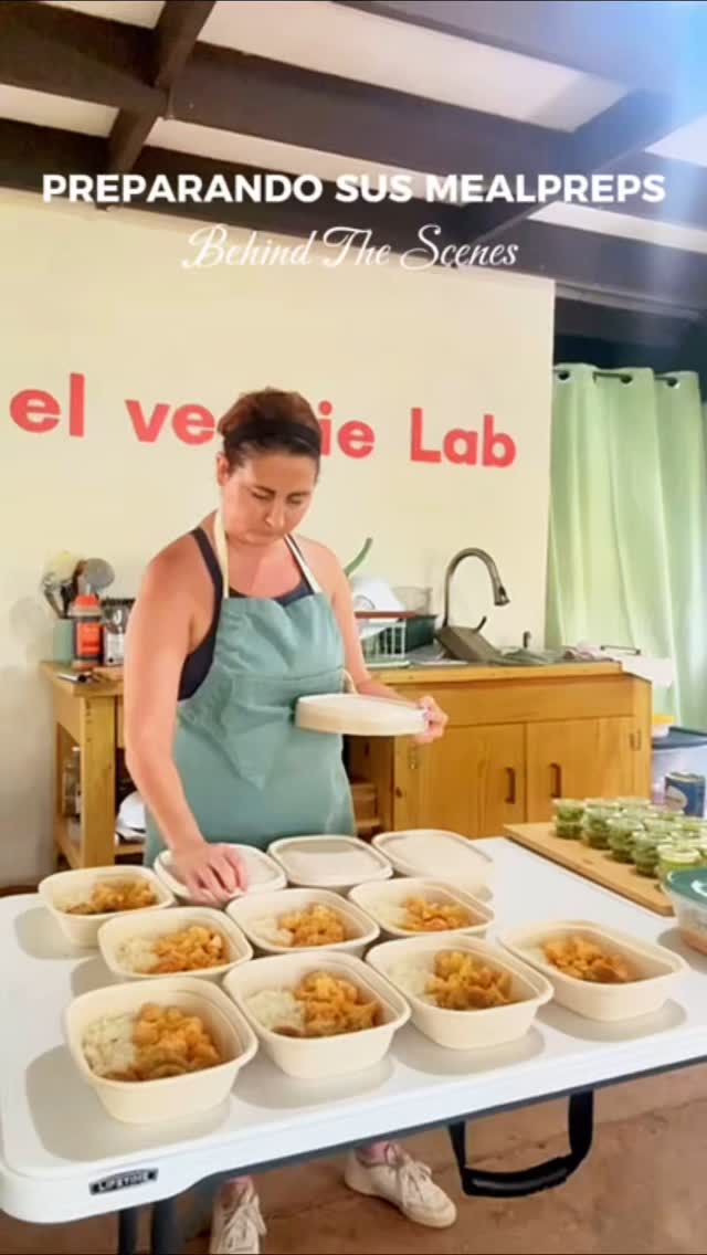 ¡Así se cocina el bienestar! 👩🍳✨
Un behind the scenes de algunos de nuestros #MealPreps saludables: frescura, sabor, muchos veggies y mucho amor en cada plato. 🥗💚
¿Listx para tu semana saludable?
Recuerda que nuestras órdenes cierran todos los jueves a las 9:00 PM. ⏰
Para ordenar accede a: 
🌐  www.mintliferx.com
📲 Escríbenos por WhatsApp al 939-599-5975.
📦 Delivery disponible: Área suroeste de 🇵🇷 (de Ponce a Mayagüez y pueblos limítrofes).
mint life Rx 🌱 Come bien. Vive bien. 🌱
#ComidaSaludable #MintLifeRx #NutriciónBalanceada #ComidaConAmor #AlimentaciónConsciente
