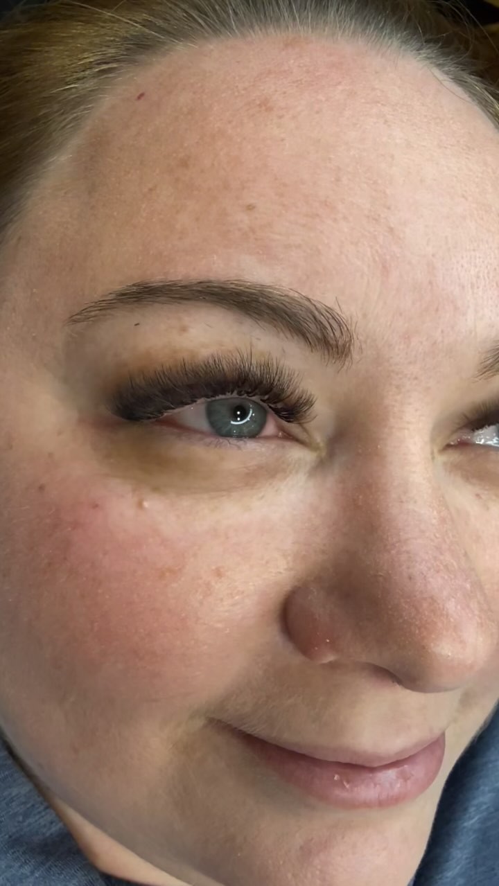 These were so beautiful! This is a volume 1 lash done with a blend of 5D and 10d .05  handmade fans. You can book a consultation at KemSkin.com #kemskintotalbeauty #kemskin #oxfordvalleymall #lashextensions #kemskinspa #lashes #volumelashes #volumelashextensions