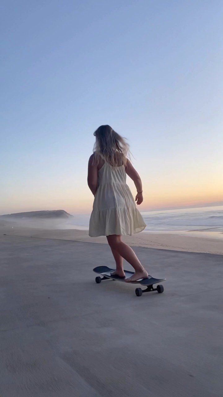 Longboards & sunsets, what more do you need in lifeโฆโจ
The dreamiest spot whilst at @the_longboard_camp in Santa Cruz a few weeks back. Barefoot longboarding is a game changer but itโs also scarier than it looks!
๐ฅMassive thanks to @amiierracle