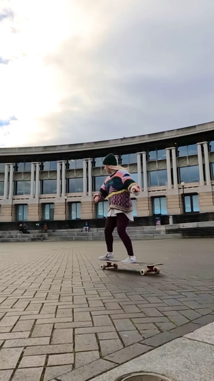 Winter boogie getting back in the swing! ๐บ
Iโve definitely plateaued recently with my #longboarddancing but thatโs ok, Iโve focused more on sliding and we canโt expect constant progress, thatโs so unrealistic (especially when life & winter ๐ฅถ also get in the way). Iโve felt frustrated with the same steps but now for some 2022 goal setting! ๐ก
๐ฅ: @sonia.dances
.
.
.
#skatelikeagirl #thisgirlcan #longboardgirlscrewuk #longboarding #bristol #bristollife #longboarddance