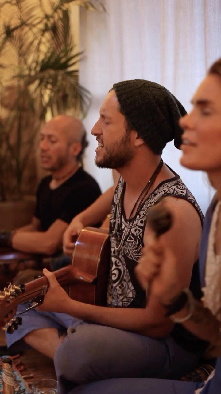 Kirtan & Cacao Ceremony ⛰️✨
A powerful act of devotion that elevates our voices through the power of mantras.
An intimate gathering where we get to release shame or the fear of being seen or heard, to collectively build healing energy through prayer and music 🎶 
This heart opening experience is guided with beautiful stories and yoga philosophy that hand in hand with a cup of cacao create the perfect environment for the creation and expansion of our holistic community.
Thank you to our beloved team @dayanimaidas @andeanyoga @kailinmariemusic @sachinandana 
Beautiful music and such a magical space you hold 🫶🏽
🎥 @celiacueto_ 🌹