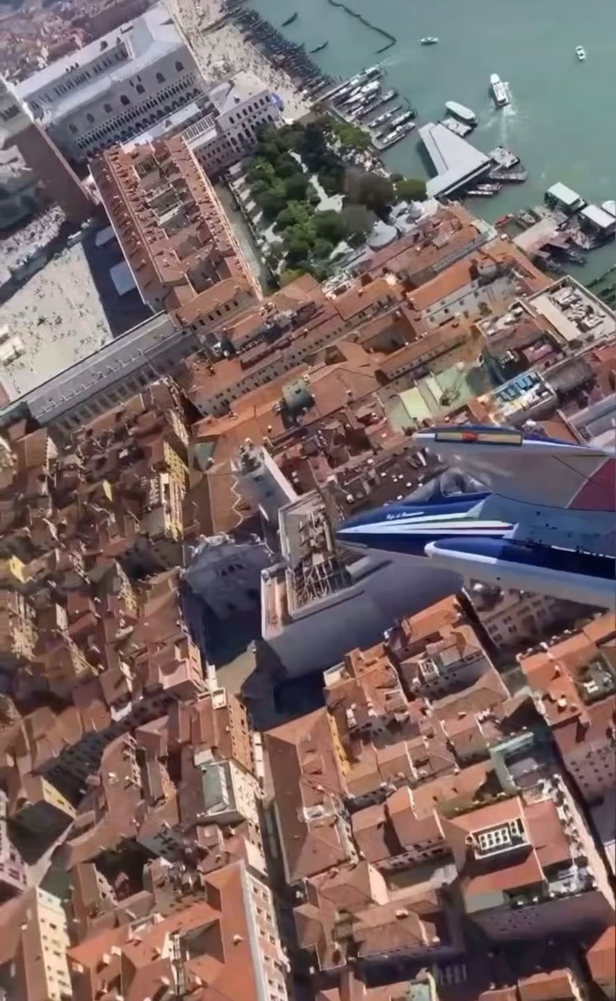 The aerobatic team planes pass over Venice to celebrate the 100th anniversary of the military air force!
Check the video, and be amazed!
#Venezia #veneziaunica #veneziadavivere #veneziagram #veneziacityitaly #veneziaautentica #veneziacityofficial #venezia360 #veneziatoday #veneziaitalia #veneziamagica