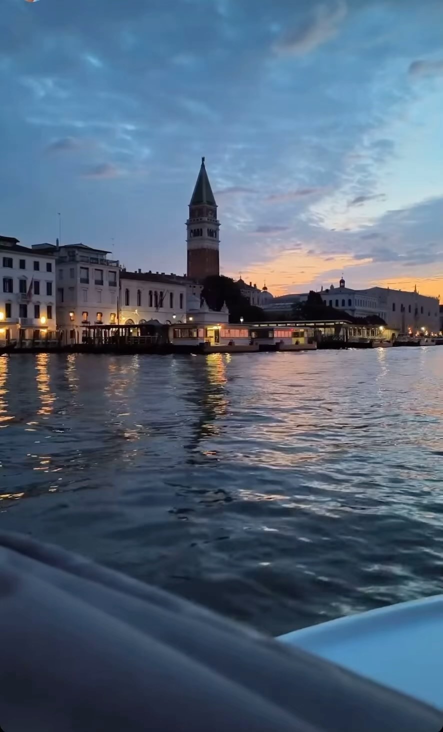Sunset or sun rise?
We can book you, a tour anytime!
#hotelantichefigure #hotelcanalgrande #Venezia #veneziaunica #veneziadavivere #veneziagram #veneziacityitaly #veneziaautentica #veneziacityofficial #venezia360 #veneziatoday #veneziaitalia #veneziamagica