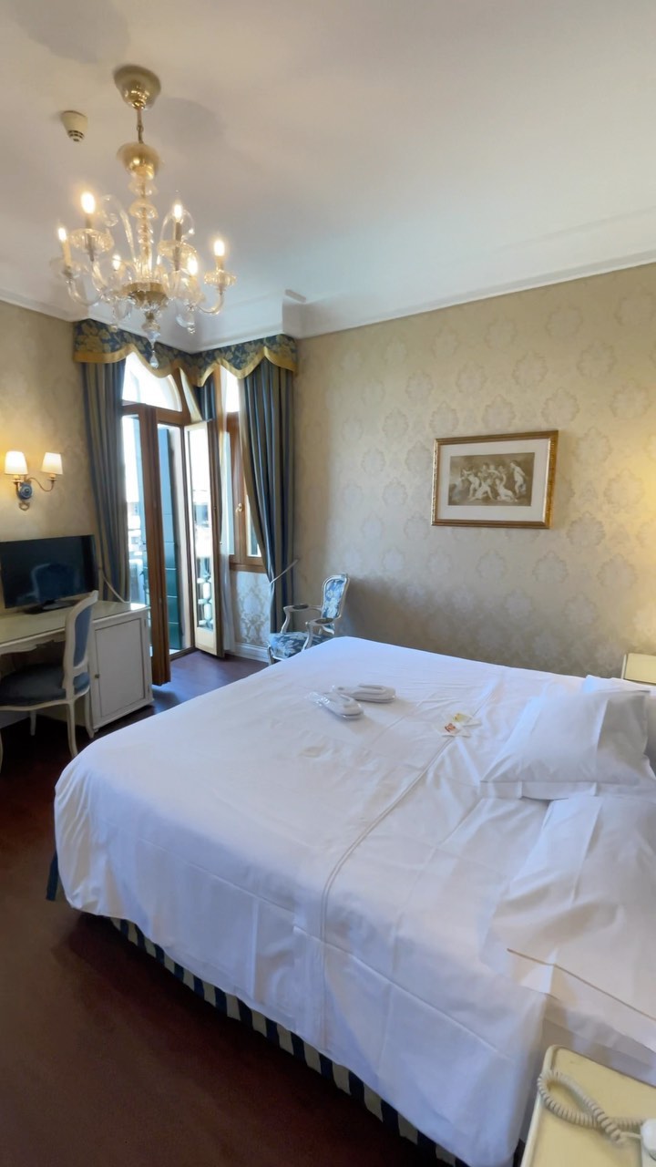 The best way to enjoy the Canal Grande in our Hotel? ?
Booking one of our wonderful #deluxerooms !
Visit our official website ? or send us an email ?
➡️info@hotelantichefigure.it
#suite #terrace #canalgrande #hotel #relax #venezia #venice #view #happy #hotelvenezia #breathtaking #romantic #enjoy #italia #italy #holiday #elegant #comfort #wine #prosecco #glass #cheers #bestoftheday #sun #instahotels #gondola #gondoliers #canal #antichefigure