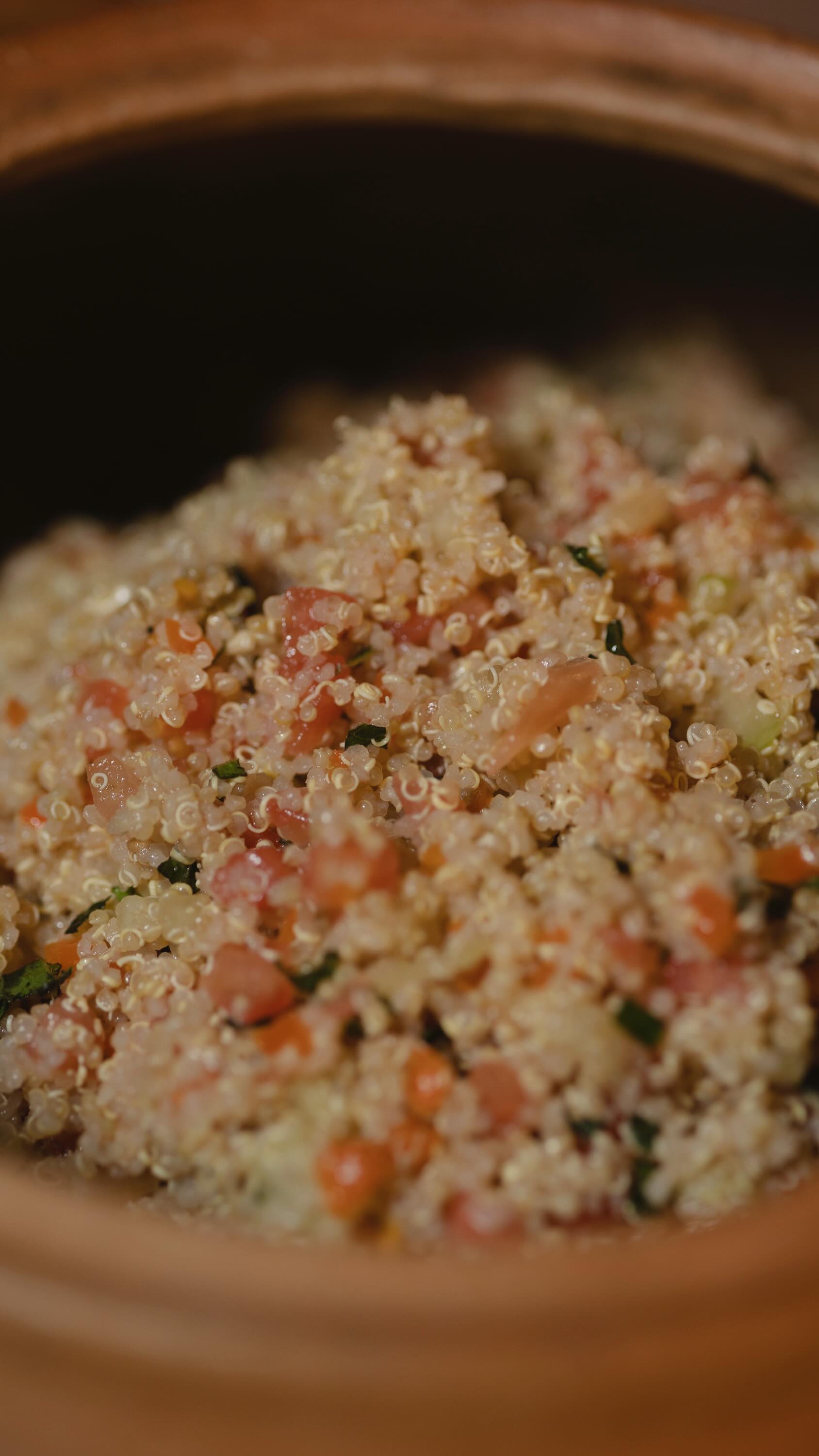 Familia hermosa aquí les comparto la segunda receta Súper fácil y deliciosa 😋 
Tabulé de Quinua ( 8 porciones aproximadamente)
Ingredientes:
1 kg de quinua blanca ya cocinada al dente 
2 pepinos 🥒 pelados y cortados en cubitos 
4 tomates 🍅 pelados y cortados en cubitos
3 ajís amarillos, limpios de semillas, blanqueados y cortados en cubitos 
1 buen puñado de menta fresca limpia y cortada delgada
1 y media tazas de aceite de oliva de preferencia 
Sal de maras y pimienta al gusto 
Preparación:
En un bol colocamos primero la quinua preparada siguiendo de el pepino, el tomate, el ají amarillo y la menta, toda esto lo mezclamos muy bien y con mucho amor luego le añadimos el aceite de oliva para que todos los sabores se integren bien.
Por último le añadiremos la sal y la pimienta al gusto ✨
Lo servimos en una olla linda o en donde ustedes prefieran y lo disfrutamos con lo que ustedes deseen, es un plato muy saludable y sencillo para acompañar la proteína de preferencia 🌱
Disfrútenlo y compártanlo con los que mas aman 💕
🎥 @celiacueto_