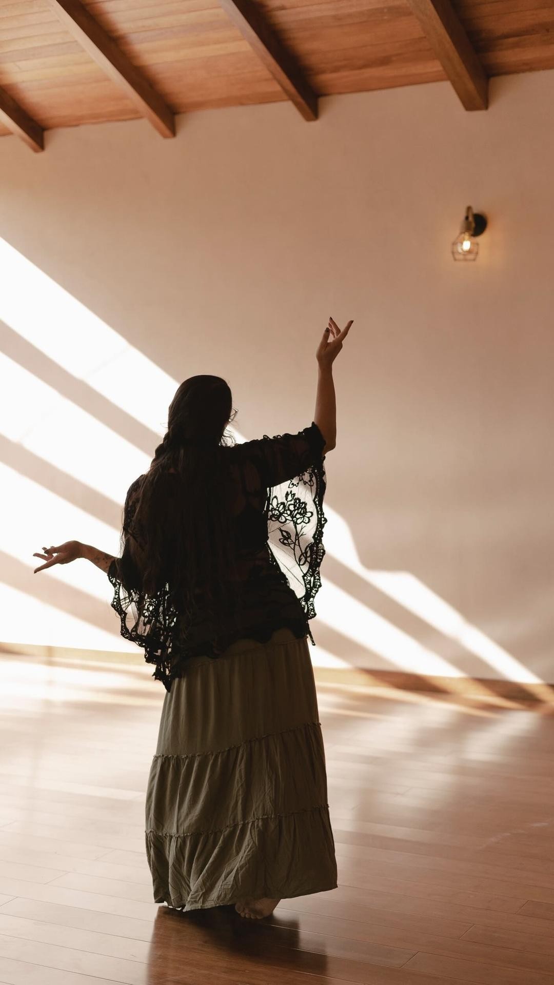 Familia ✨🌱
Les queremos presentar el nuevo templo que acompañará las maravillosos espacios de nuestros retiros ⛰️🇵🇪
Con Capacidad para mas de 20 personas y con el piso de bamboo mas suave y top para nuestros Yoguis y Facilitadores 🧘🏽♀️🌹
Muy Felices de acoger y acompañar increíbles experiencias en este hermoso espacio hecho con mucho amor para completar la experiencia de nuestra gran familia 🌱🥰
Añay 🫶🏽
 @la_mariajose___  por la pieza bellísima que adorna nuestro Templo 🙏🏾🌹✨ 
@celiacueto_ por el hermoso vídeo 🌹
@tiagodelaluz por ser el bello modelo y un amigo Top 🥰
