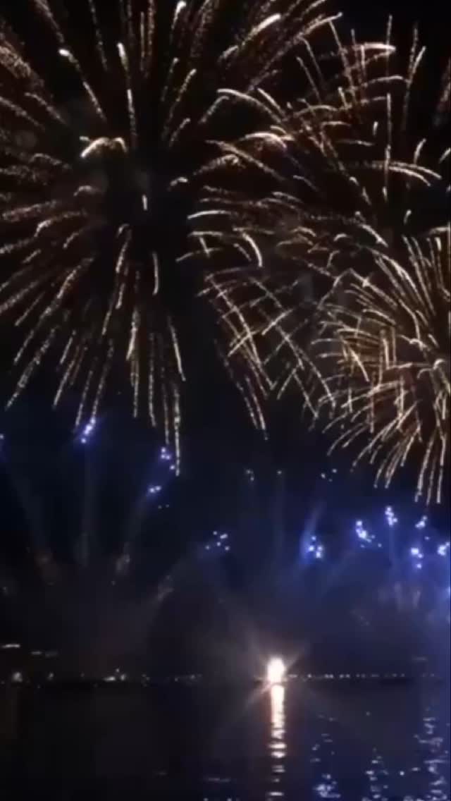 ?? Venezia al tramonto. Un calice in mano. Le luci della città che si riflettono sull’acqua.
E poi… il cielo che esplode in una danza di fuochi d’artificio.
? La Festa del Redentore non è solo un evento: è pura meraviglia.
E tu dove sarai?
✨ Soggiorna a due passi dalla magia. Il nostro hotel ti accoglie nel cuore della città, con tutta la comodità e l’eleganza che meriti.
? Prenota ora per vivere Venezia… nel suo momento più spettacolare.
?? Venice at sunset. A glass in hand. The lights of the city reflecting on the water.
And then… the sky bursts into a dance of fireworks.
? The Festa del Redentore is not just an event — it’s pure wonder.
Where will you be?
✨ Stay just steps away from the magic. Our hotel welcomes you in the heart of Venice, with all the comfort and elegance you deserve.
? Book now to experience Venice… at its most spectacular.
#FestaDelRedentore #Venice #HotelVenezia