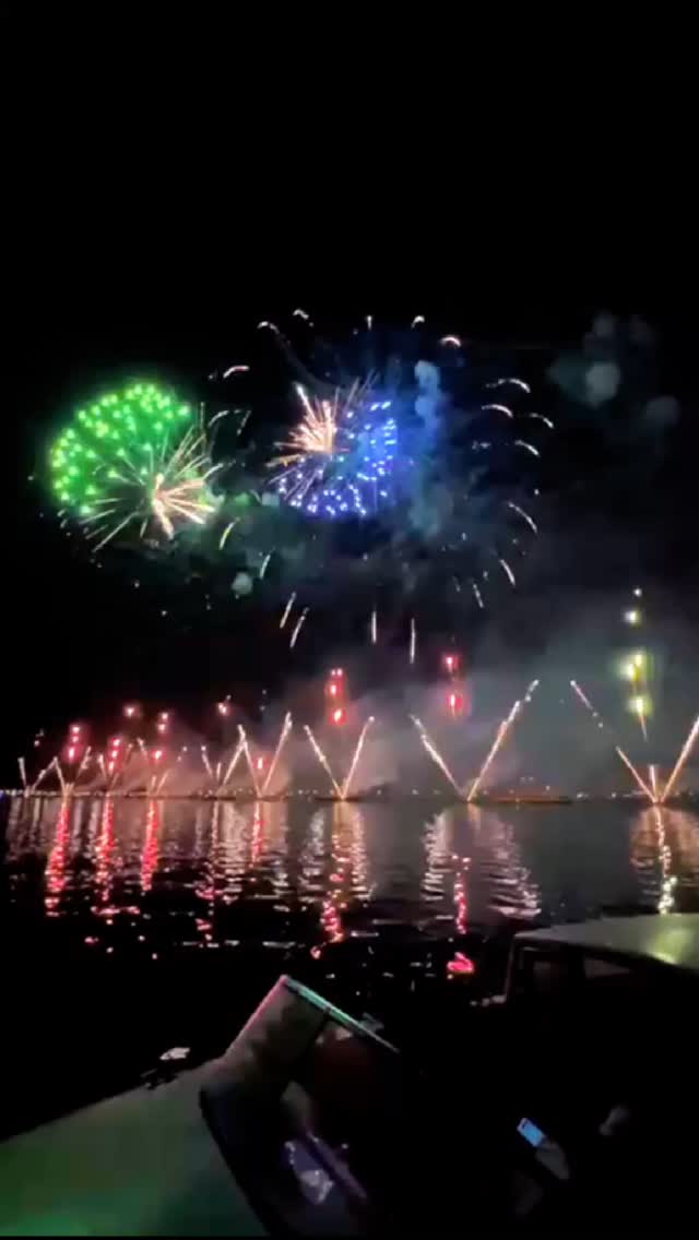 ?? Pure emotion lights up the sky of Venice.
The Redentore fireworks ignite the most magical night of the year, with reflections on the water, applause, and wonder.
✨ Every year, a breathtaking spectacle.
? Have you ever experienced it? Share your story in the comments!
? Want to be there? Message us now for a personalized quote.
?? Emozione pura sul cielo di Venezia.
I fuochi del Redentore accendono la notte più magica dell’anno, tra riflessi sull’acqua, applausi e meraviglia.
✨ Ogni anno, uno spettacolo che lascia senza fiato.
? Ci sei già stato? Raccontaci la tua esperienza nei commenti!
? Vuoi esserci? Scrivici ora per ricevere un preventivo personalizzato.