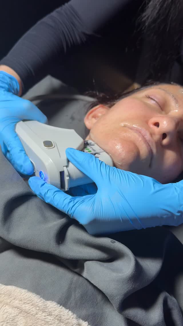 Let’s talk anti-aging skincare that actually works to improve your skin.  Holistic Advsnced skincare is not berries and fruits mask. It’s the use of technology and treatment that cause the skin to regenerate and repair itself as opposed to  products that simulate improvement. This is part 1 of our non surgical face lift.  #kemskintotalbeauty #facelifting #hifu #skincare #holistic