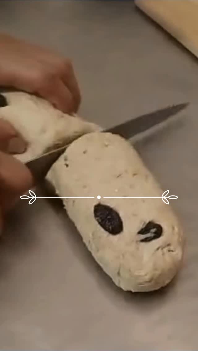 ✨Cada mañana, el pan cobra vida entre nuestras manos.
Lo hacemos despacio, con calma y con alma.
A partir de las 11:00 am, sale del horno directo a tu mesa 🍞
#PanArtesanal #bucaramanga #HechoAMano #PanConAmor #caféconcalma
#BucaramangaGourmet
#BucaramangaFoodies
#BgaLovers
#BgaEmprende
#HechoEnBucaramanga
#BgaCafé
#DóndeComerEnBucaramanga
#PanaderíasDeBucaramanga