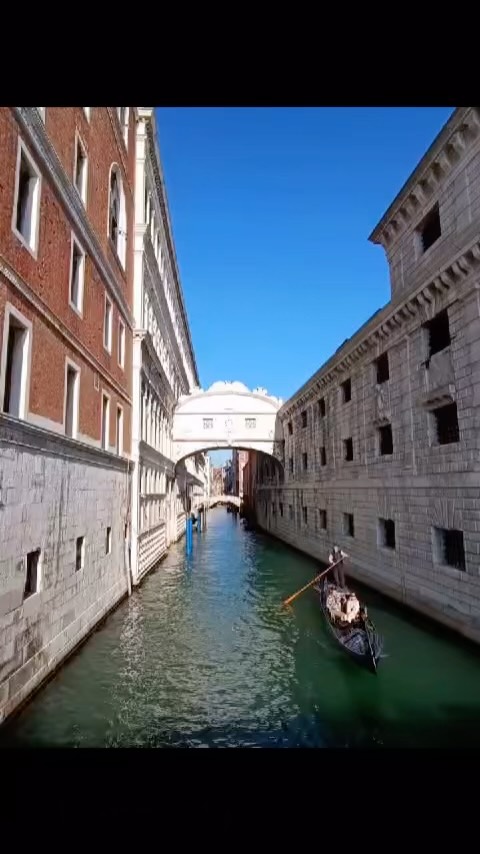 Ricordate dove?
Indovina almeno 5 luoghi, soggiorna da noi e vinci una bottiglia di Prosecco Veneziano da bere nella nostra splendida terrazza sul Canal Grande? ??
Remember where?
Guess at least 5 places, book your stay with us, and win a bottle of Venetian Prosecco to savor on our beautiful terrace overlooking the Grand Canal! ??
#venice #veniceitaly #veneziaunica #veneziadavivere #hotelantichefigure #video #newpost #fyp #sightseeing #landscape #history #culture #unesco #veneziagram #veneziatoday #like #hotelantichefigure #venise #venecia #travel #world #trip #holiday #romantic #cityoflove