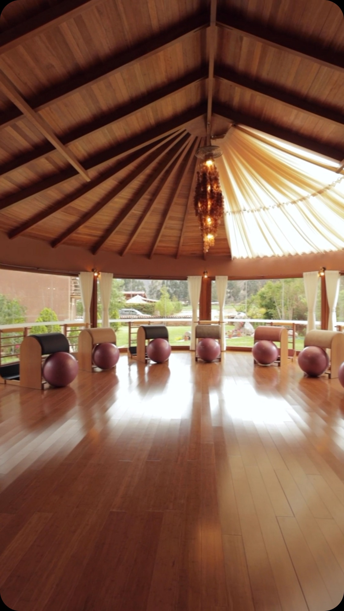 Un Late Reel de esta experiencia maravillosa con mi amiga, hermana y maestra @pilateszentrum.marice 
Atesorando y recordando estos momentos transformadores en un espacio seguro y con un equipo y participantes de lujo ✨
Estén atentos para los increíbles profesorados y retiros que tenemos organizando para ustedes el 2025 ⛰️
Añay Ayllu
🎥 @celiacueto_ 🌹