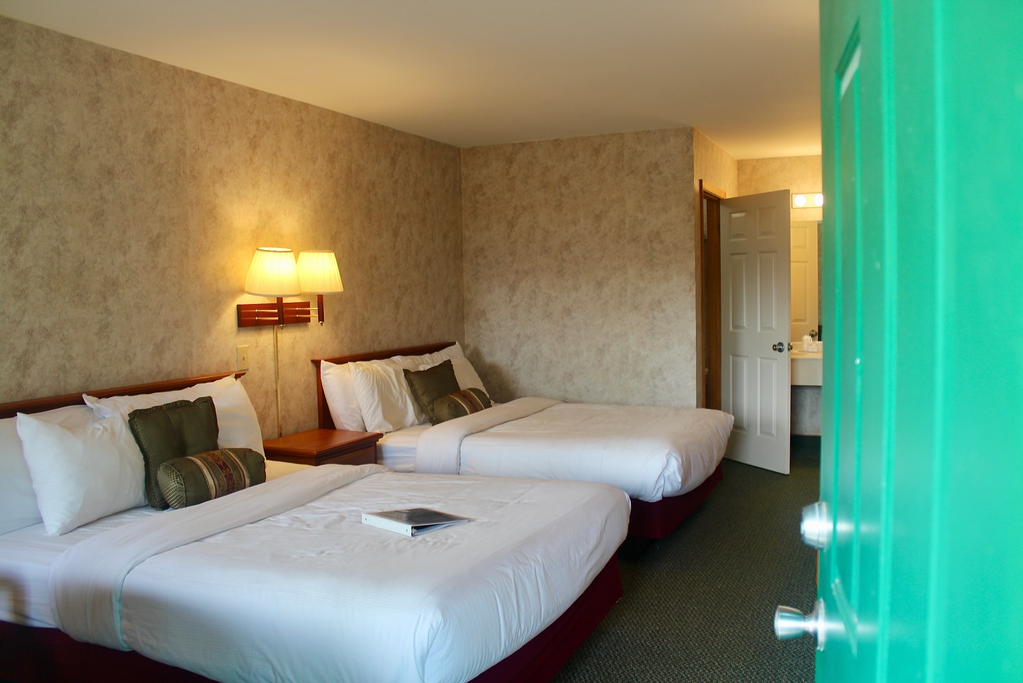 Still need a place to stay for Thanksgiving? Or maybe looking for a quick weekend getaway after the festivities Thursday? Don’t forget, this weekend is the first weekend of BWM North Lodge’s Holiday Deal!???
Nov 27-Dec 1 Stay two nights and get a third night free! Plus enjoy our winter restaurant, @theboltonbarrel , just a few steps away with igloo dining, curling, and live music?
Call 518-644-2535 or go to www.bluewatermanor.com to book your stay?