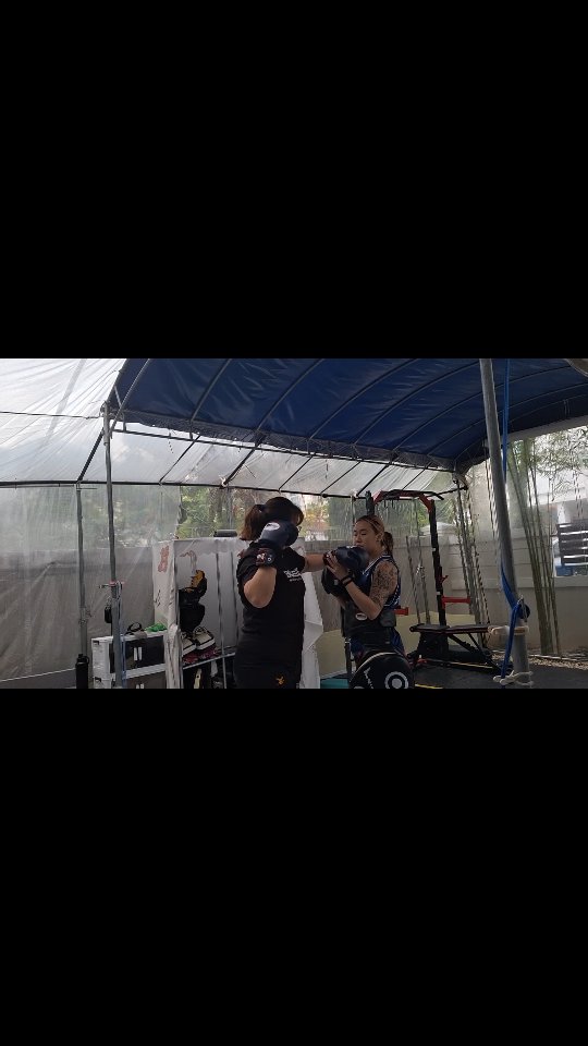 simple corrections to simple punches. watch us slowly get more frustrated 😅
hidden easter egg at the end? 👀
#muaythai #muaythaisg #muaythaitraining #personaltraining