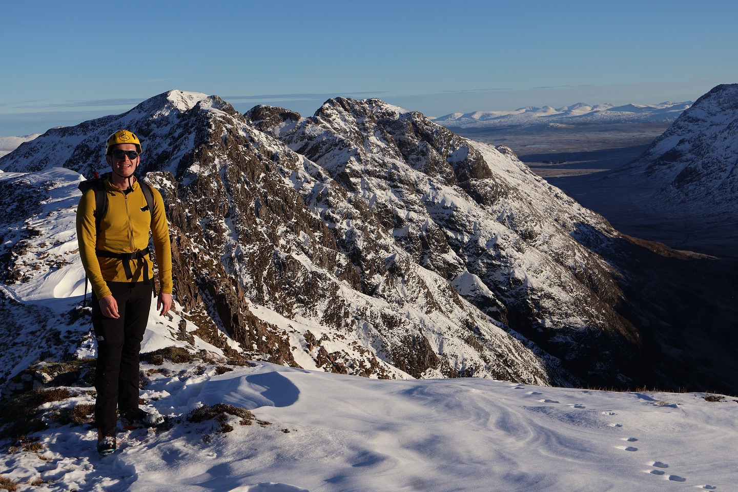 On Wednesday @cameron_lawri and I were out on the Aonach Eagach for another spectacular day of Scottish weather.
We had the whole ridge to ourselves. We were in the sun all day and it was so lovely and warm we only needed a few layers. Views of the Cuillin, Ben More on Mull and many more peaks poking up above the blanket of clouds. It felt much more like spring than December. Thanks for coming along at such short notice Cameron.
@brit_mt_guides