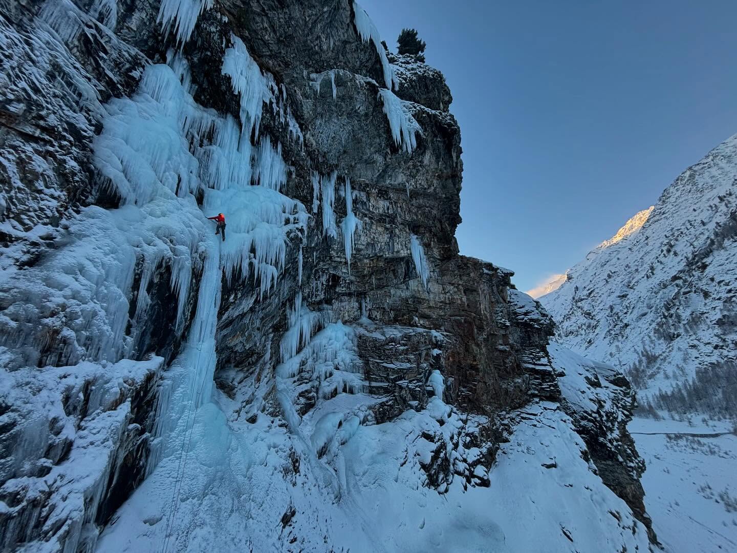Timo leading the intro and outro pitches of Inchevee Conception in Cogne the other day.
Amazing route, but it was a shame to not do it justice by falling off the crux pitch.
Fun day out with @tim_oliver_guiding and @freja.shannon
@mountainequipment