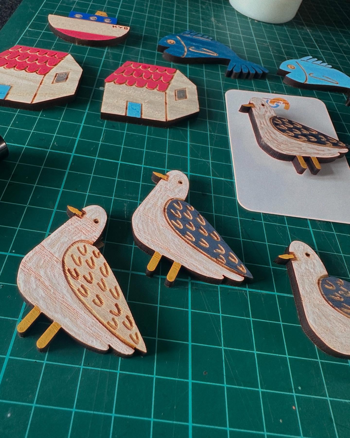 Saturday, making up a little batch of Gulls for an order so happy the new brooches have been so well received โบ๏ธ
๐โด๏ธ๐ฆ๐ชถ