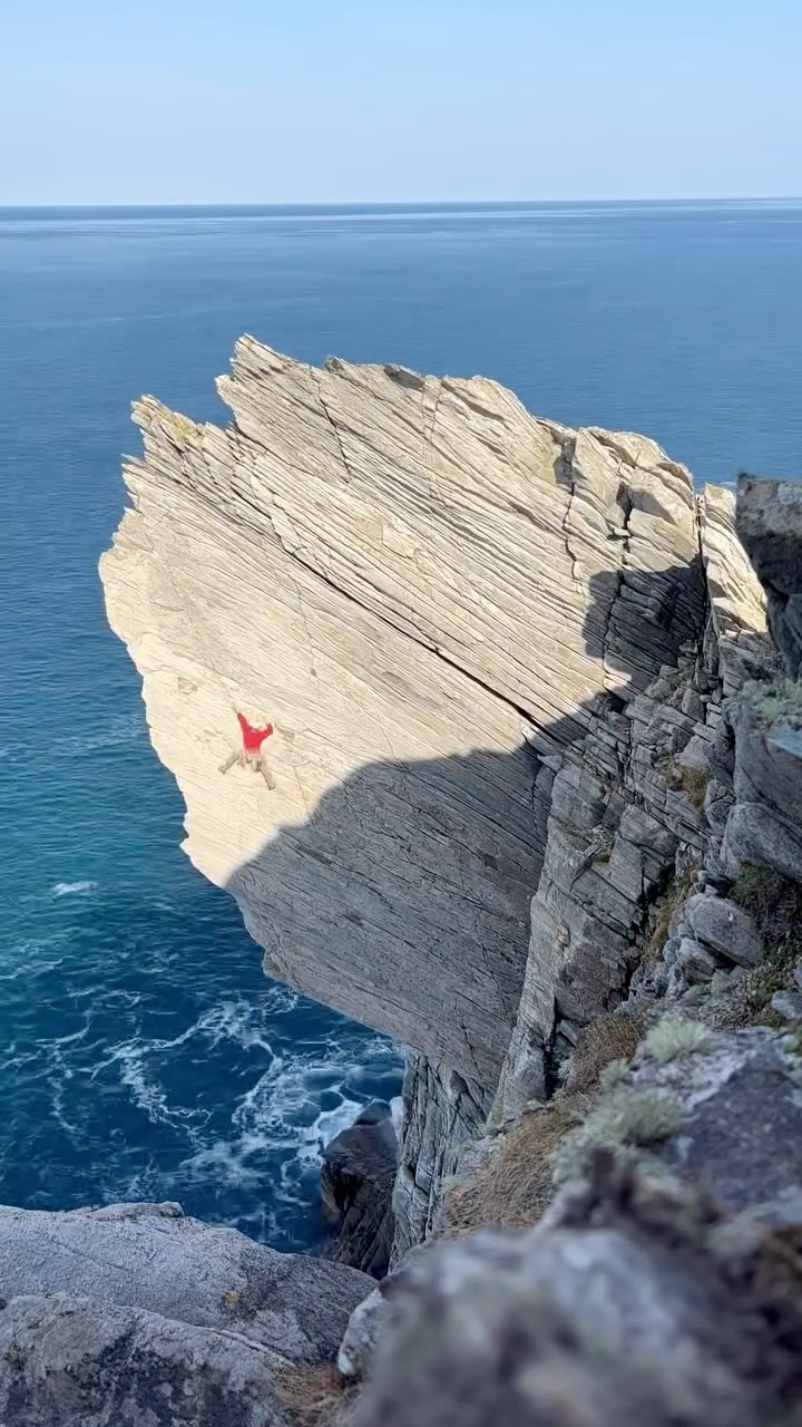 The amazing rock fin at Port Vasgo is just asking to be climbed.
The route I’m climbing here is Statue of Liberty, which is like an E4 climber’s Dalriada. Every hold is a jug, there is good, but spaced gear across the overhanging wall and the exposure on the final arete is pretty insane.
Half way up I got too hot and managed a successful 1 armed jumper removal mid pitch. 🥵
Earlier this week Beth and I had a brilliant few days in the glorious weather cycling, running, swimming and climbing in the far north of Scotland, which is an area I’d never explored before. Can’t wait to go back to climb more routes on this wall!
@mountainequipment