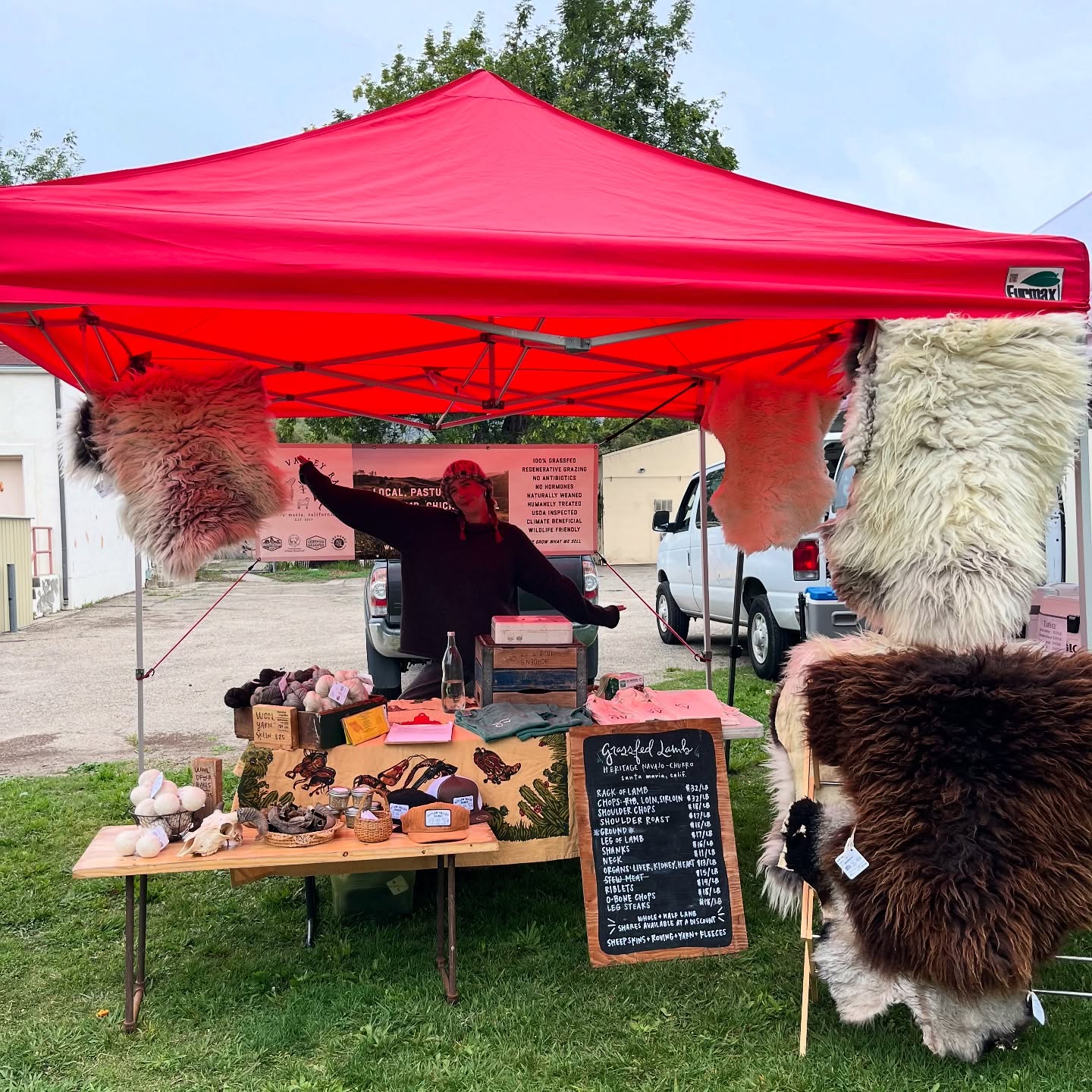 Happy market day! Go see @reganelizabethwilliams @ojaicommunityfm from 3-7 for the best damn lamb and lots of wool goods! 🐏🥩🌱
#farmersmarket #ojai #sheep #wool #lamb #grassfed #localmeat #santabarbara #slocounty #sanluisobispo #centralcoast #supportlocal #ranching #eatlambwearwool