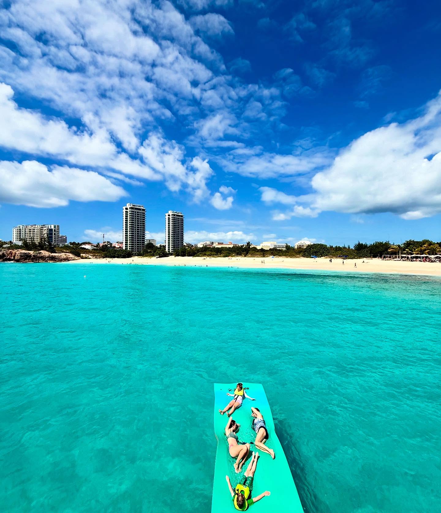 Mullet Bay: A Caribbean Dream ?️☀️
After a morning of snorkeling, this is where we drop anchor for lunch, swimming, and good vibes! ??Dive into the turquoise waters with postcard-perfect views. ?
? Have you been to Mullet Bay? Tell us your favorite memory!
#BoatDay #MulletBaySXM #SailThePhoenix #CaribbeanIsland #FourteenSXM #SintMaarten #WeAreSXM